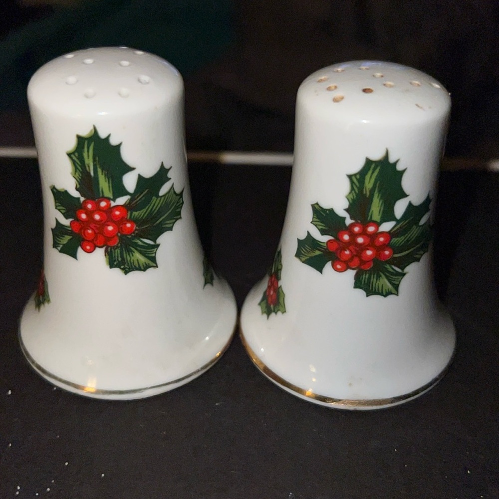 VINTAGE LEFTON CHINA HAND PAINTED HOLLY BERRY SALT & PEPPER SHAKERS 7955 JAPAN